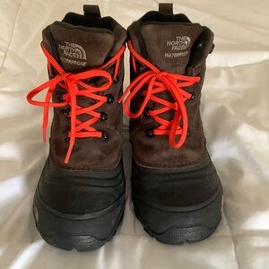Boys youth North Face snow boots. Size 6. Gently used. Good condition.